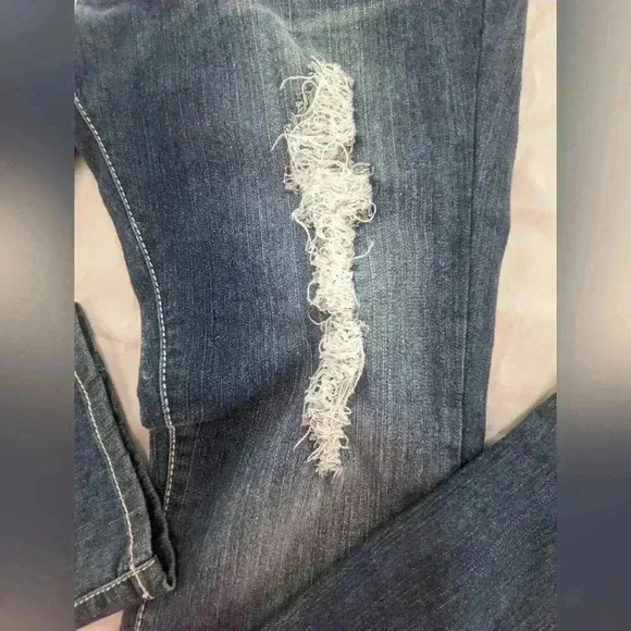 Thrill Women's Size 15 NWT Distressed Stud Back pocket Straight Leg Jeans - Picture 7 of 16